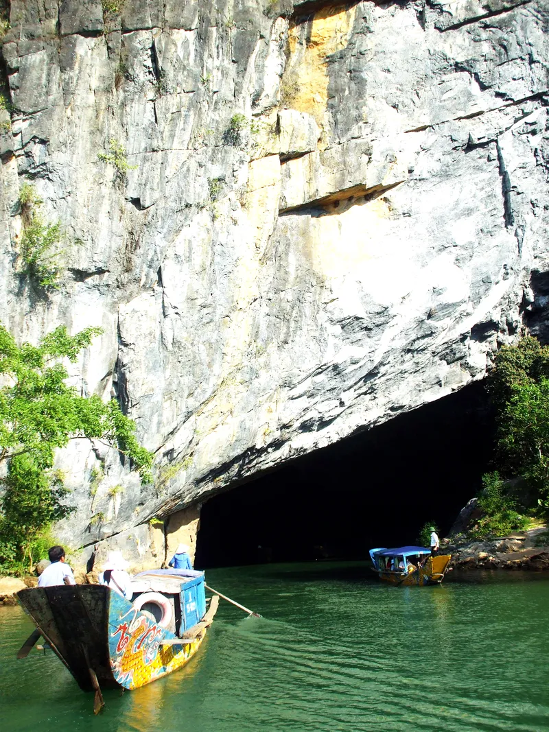 Cửa hang Phong Nha với dòng sông ngầm
