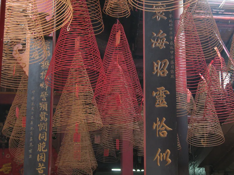 Nhang khói tại chùa Bà Thiên Hậu
