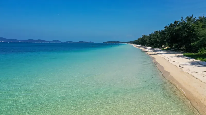Bãi biển Hồng Vàn trên đảo Cô Tô