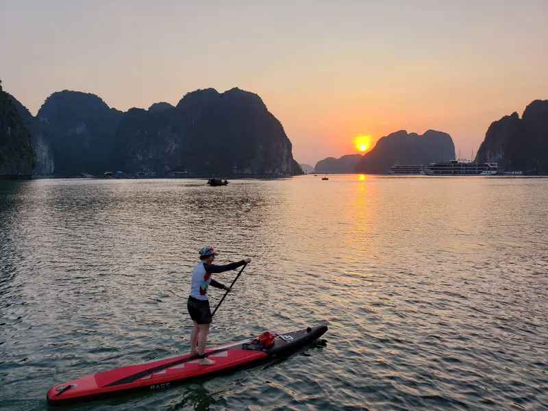 Chèo ván đứng (SUP) trên vịnh Hạ Long