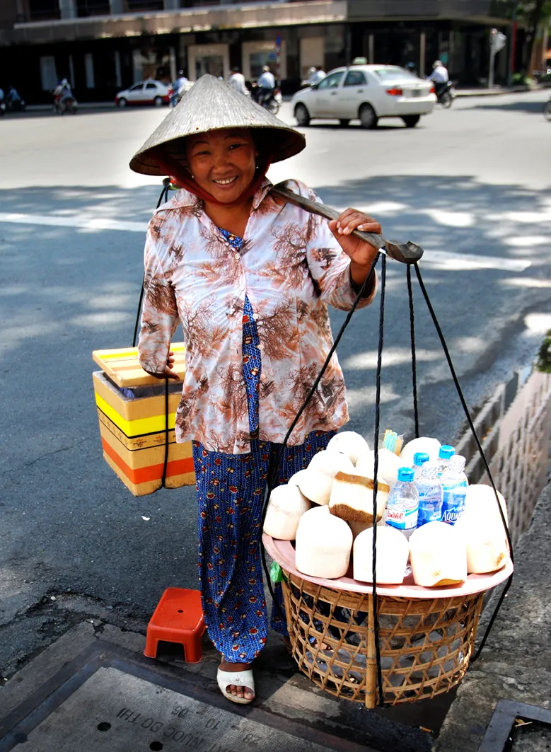Người bán hàng rong ở khu phố Tây ba lô