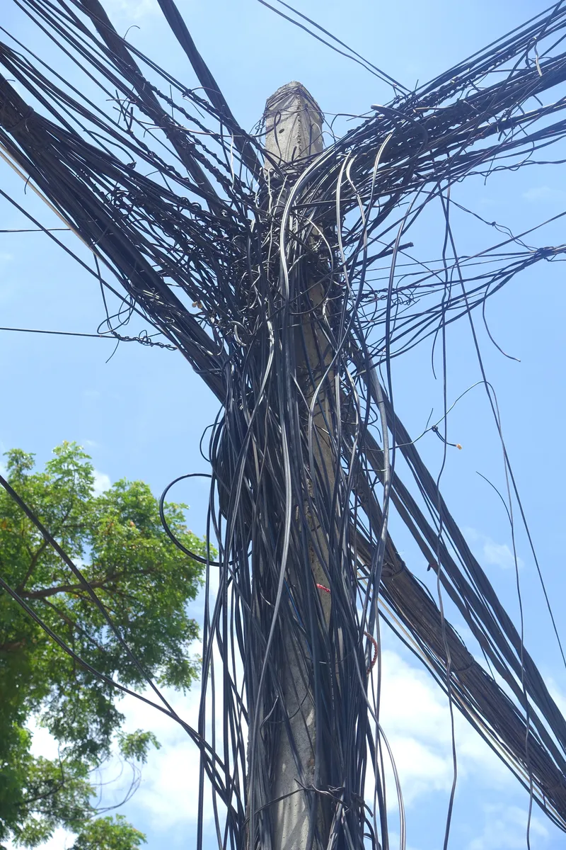 Mạng dây điện chằng chịt tại Đà Nẵng