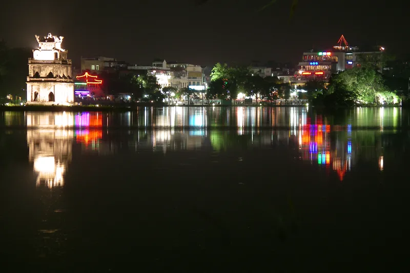 Hà Nội về đêm, nhìn ra Hồ Hoàn Kiếm