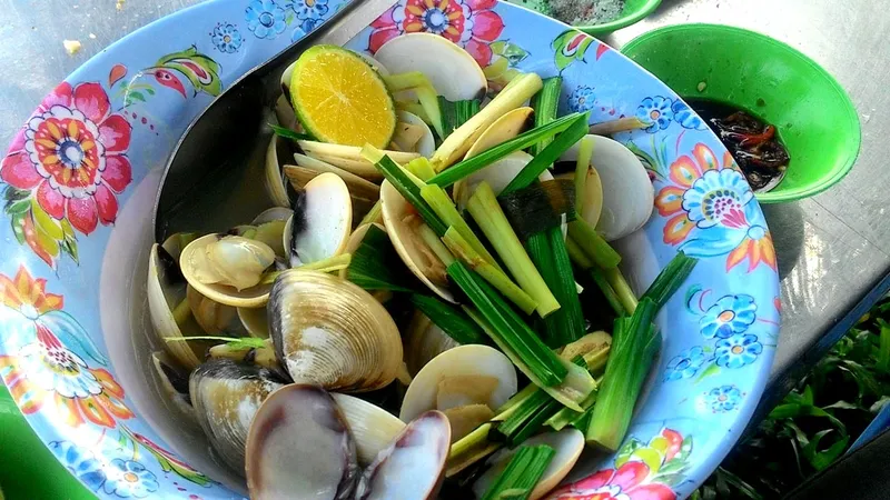 Nghêu nhỏ luộc trong nước dùng sả (''con nghêu hấp'') dọn trên bãi cỏ đối diện bãi biển