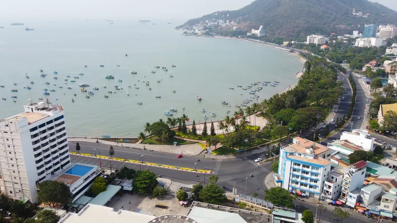 Bãi Trước nhỏ gọn ở trung tâm thành phố, với núi Tương Kỳ (thường gọi là "núi Lớn") làm phông nền
