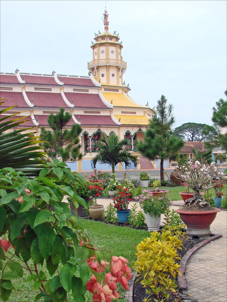Khuôn viên Tòa Thánh Cao Đài