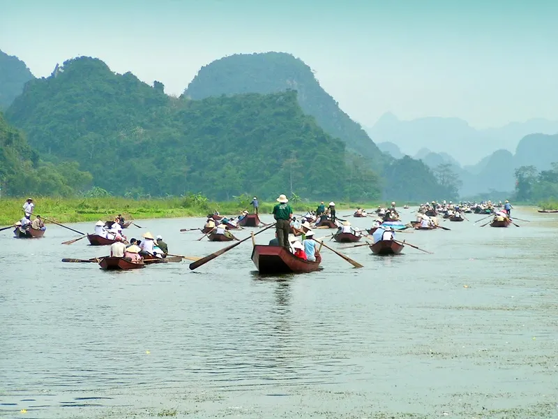 Thuyền hành hương hướng về chùa Hương