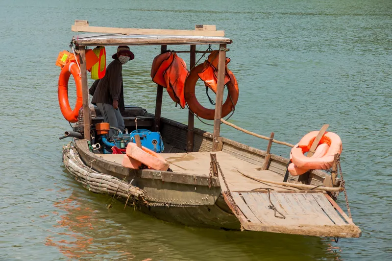 Phà trên sông Hương.