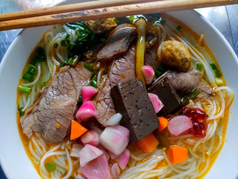 Bún bò Huế ở Đà Nẵng. Phiên bản địa phương của món ăn nổi tiếng từ Quán Thảo.