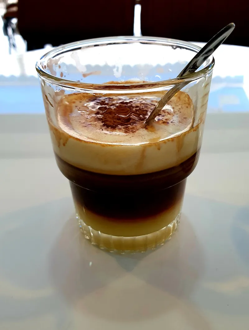 Ly ''cà phê muối'' cầu kỳ