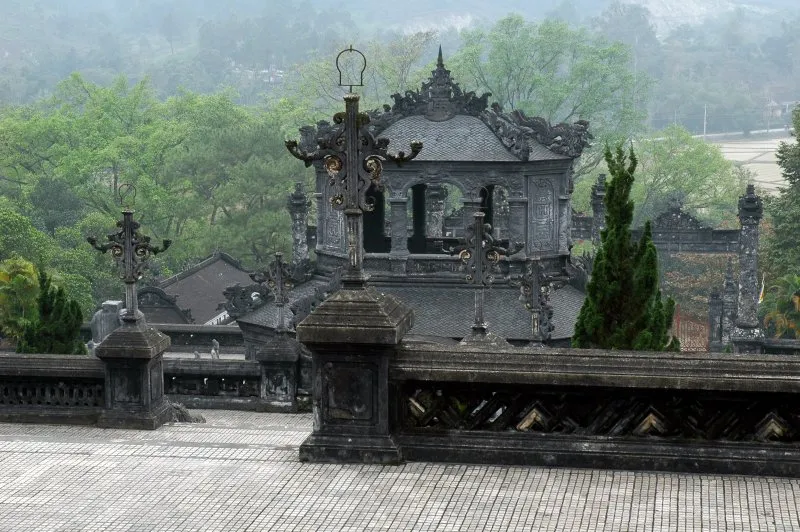 Lăng Khải Định trong sương sớm