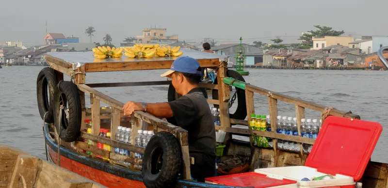 Người bán rau và trái cây tại chợ nổi
