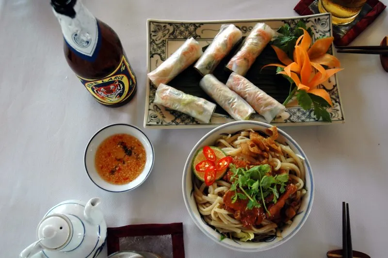 Gỏi cuốn tươi và mì Cao Lầu