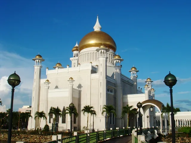 The Sultan Omar Ali Saifuddien Mosque in Bandar Seri Begawan, Brunei.