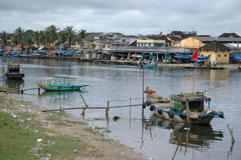 Bờ sông Hội An nhìn từ Cẩm Nam