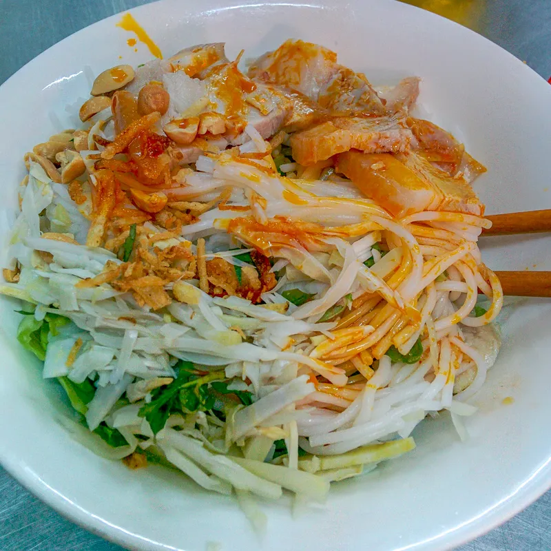 Bún mắm thịt heo luộc ở Đà Nẵng from Bún Mắm Vân, Đà Nẵng. Rice noodles served with boiled pork and a strong, fermented shrimp paste, Đà Nẵng style.