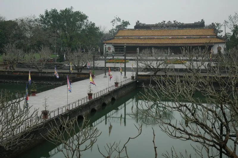 Sân Ngọ Môn với Điện Thái Hòa phía sau