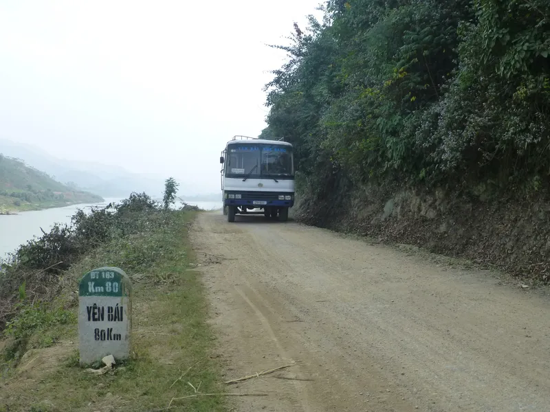 Tỉnh lộ 163 tỉnh Yên Bái trong tình trạng tốt, cột cây số cách TP. Yên Bái 80 km