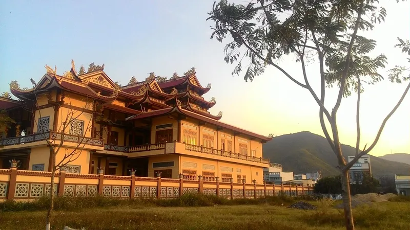 Chùa Phổ Minh on the riverbank in the north of the city