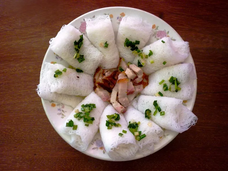 ''Bánh hỏi'' với thịt heo và hành phi