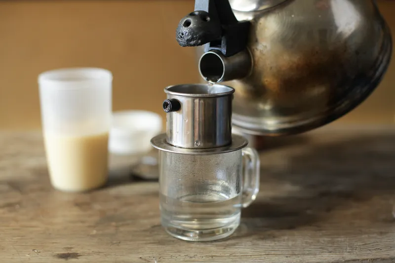 ''Cà phê sữa nóng'' (pha thêm nước)