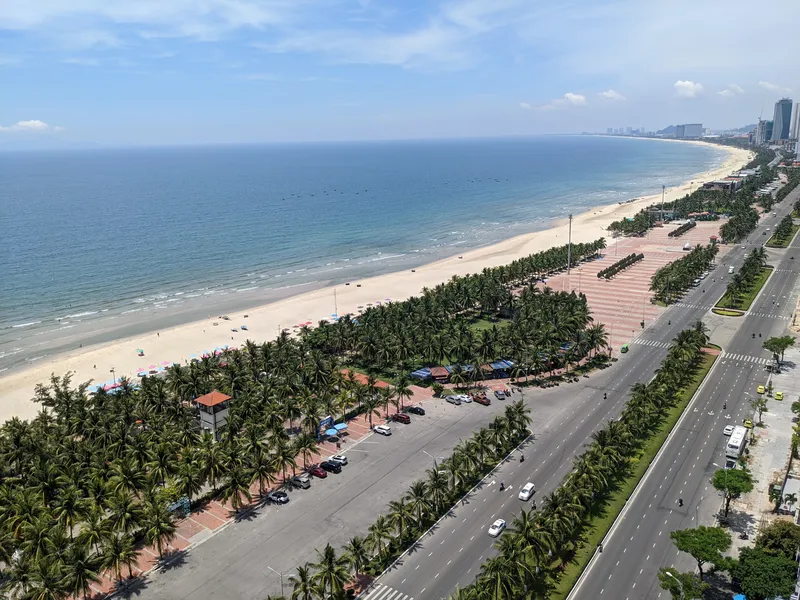 Ảnh chụp từ trên cao bãi biển Mỹ Khê, uốn cong về phía nam hướng Hội An