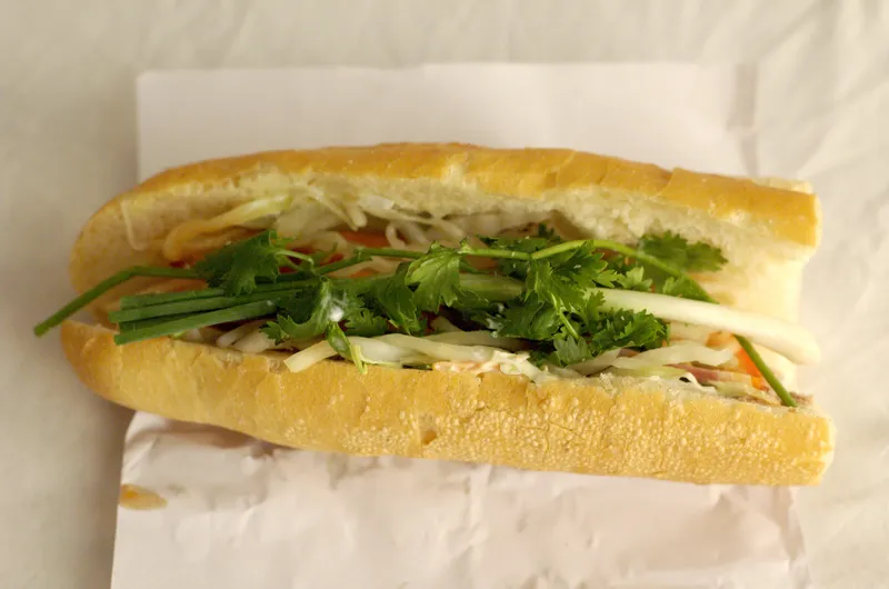 Bánh mì: baguette Pháp nhồi pâté, rau thơm và dưa chua
