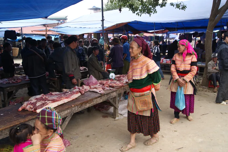 Thịt bày trên những chiếc bàn gỗ trong chợ