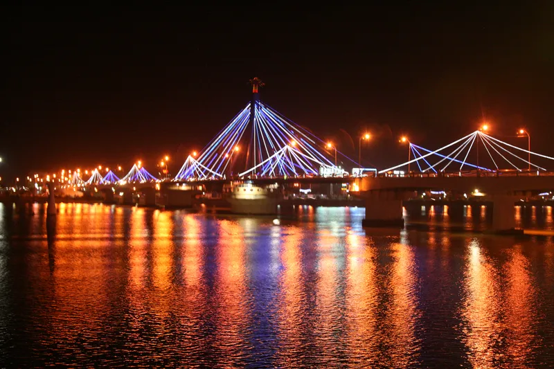 Cầu bắc qua sông Hàn