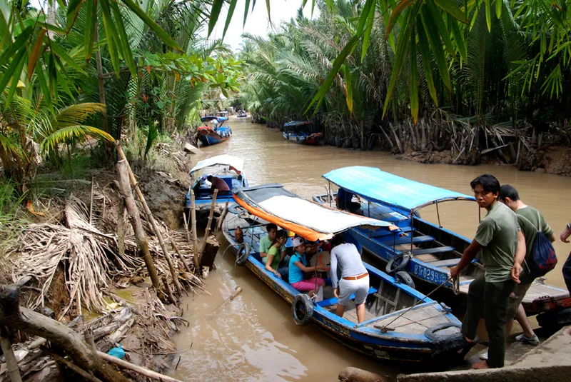 Thuyền nhỏ trên sông Cửu Long