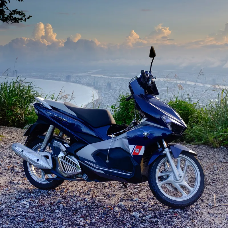 Xe Honda Air Blade trên đỉnh Sơn Trà nhìn xuống thành phố Đà Nẵng lúc hoàng hôn